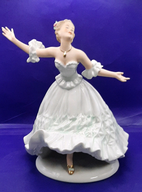 Vintage Wallendorf 11" Figurine