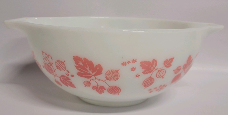 Vintage pink PYREX Gooseberry Cinderella Mixing Bowl 2.5qt. #443 . No chips or cracks