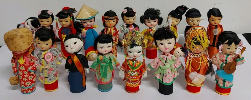 Vintage Asian Wooden Spool Dolls With Identity Cards 18 In All