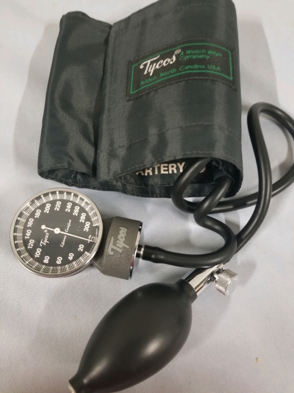 TYCOS WELCH ALLYN Sphygmomanometer with cuff for blood pressure