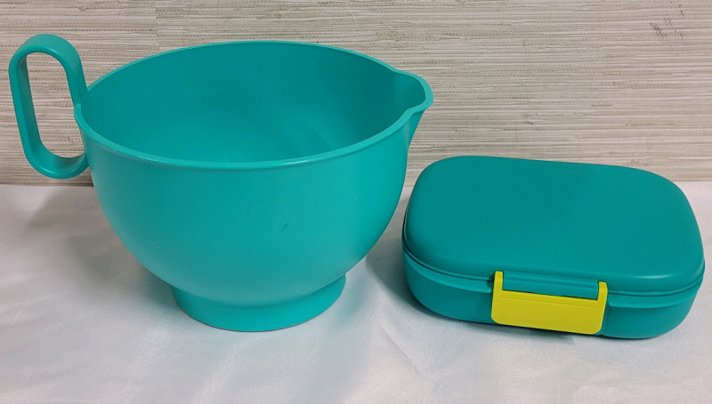 Tupperware Lunch Container & Pampered Chef Pancake Mixing Bowl , Clean