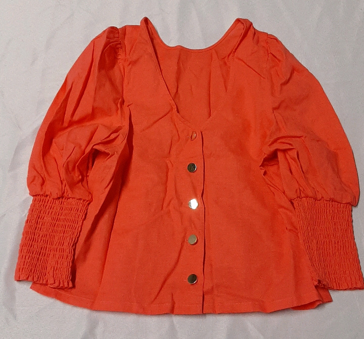 NEW without tags Size XL Stella & Dot V Neck button front shirt with smocked cuffs