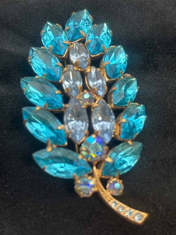 Vintage Caribbean Blue Light Sapphire Crystal Rhinestone Brooch