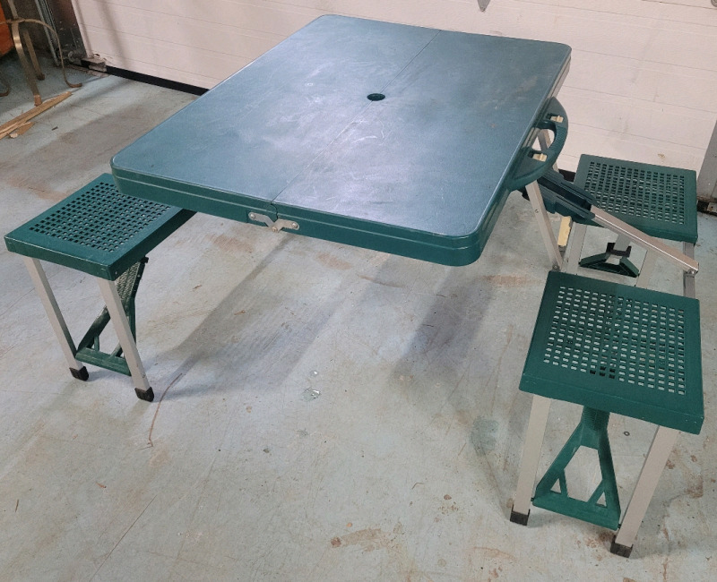Vintage 4-Kid Foldable Picnic Table, Aluminum Frame Table w/Four Seats and Hole for Umbrella