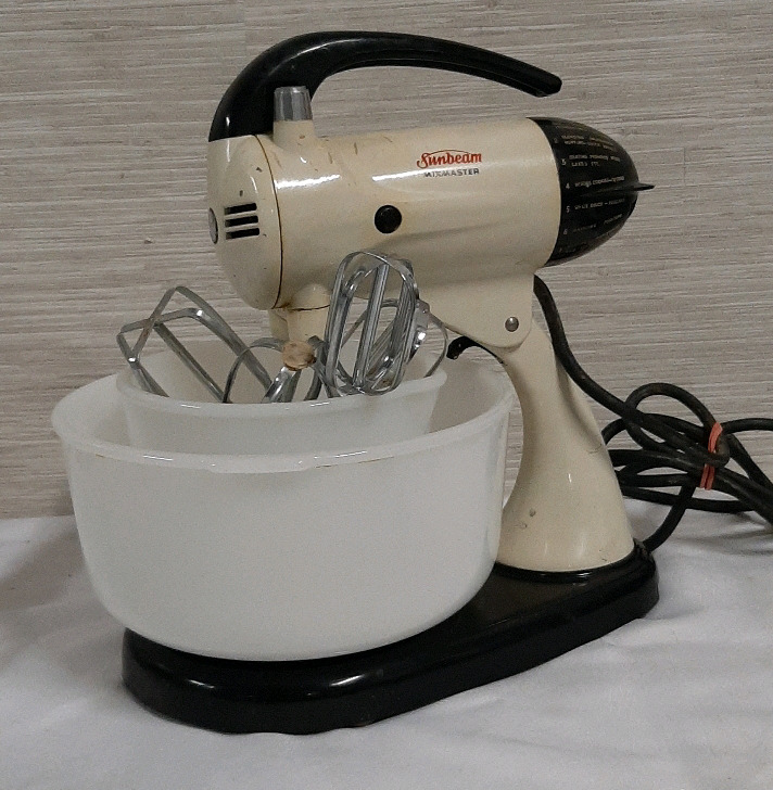 Vintage Sunbeam Mixmaster with 2 Glassbake Bowls and Beaters Powers up