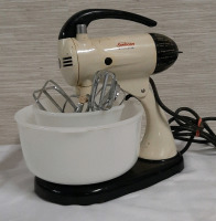 Vintage Sunbeam Mixmaster with 2 Glassbake Bowls and Beaters Powers up