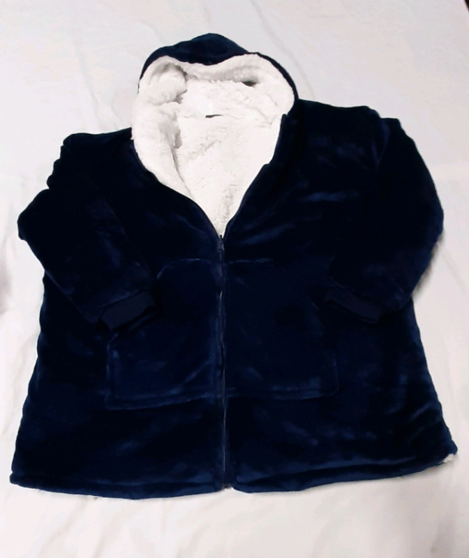 As New Bella Russo Sherpy No Size Tag present shoulder width 28.5"