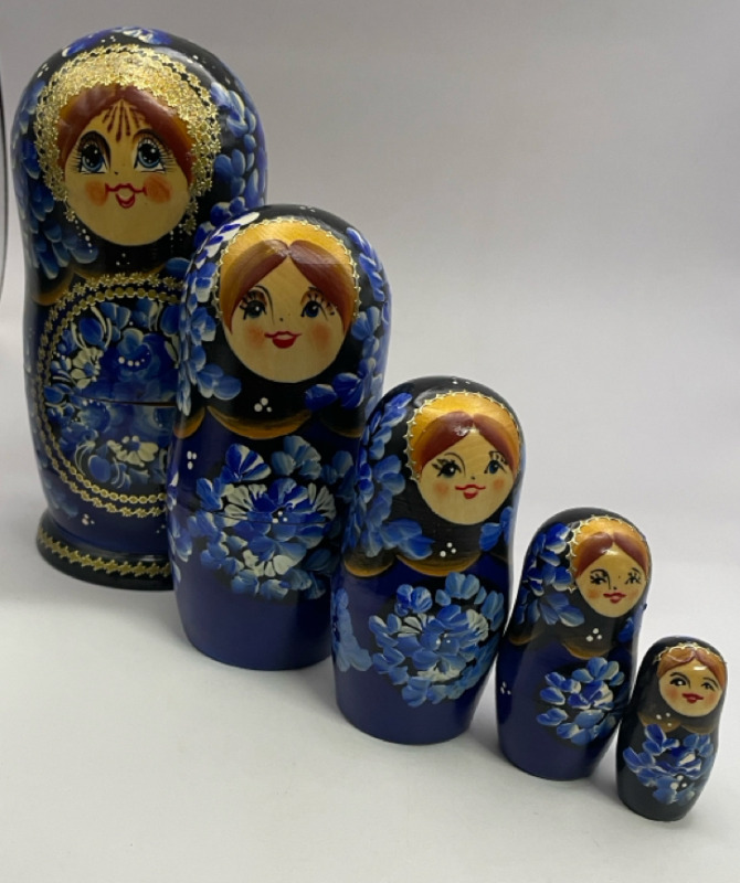 Like New Russian nesting doll set of 5 8&rdquo; largest 2&rdquo; smallest