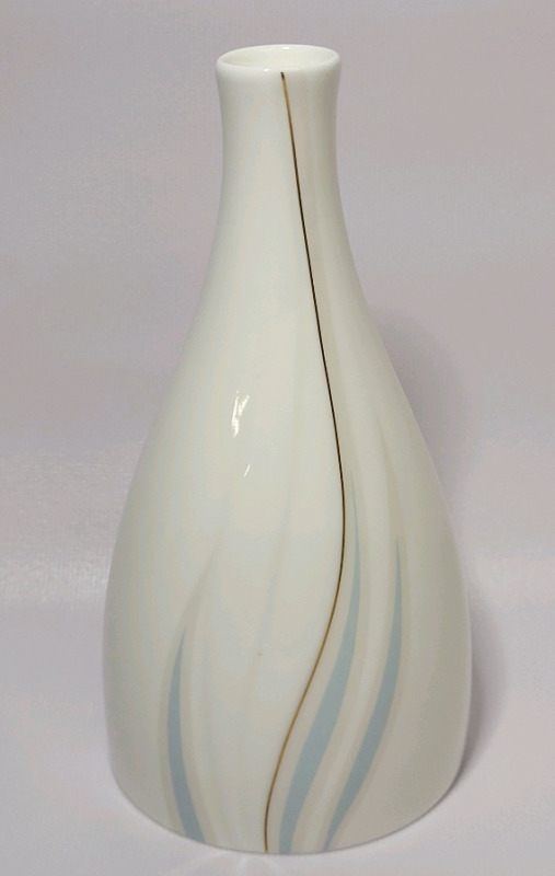 Royal Doulton Impressions Willow Wisp Vase , measures 6" tall . No chips or cracks