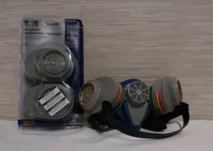 Respirator with extra Cartridges