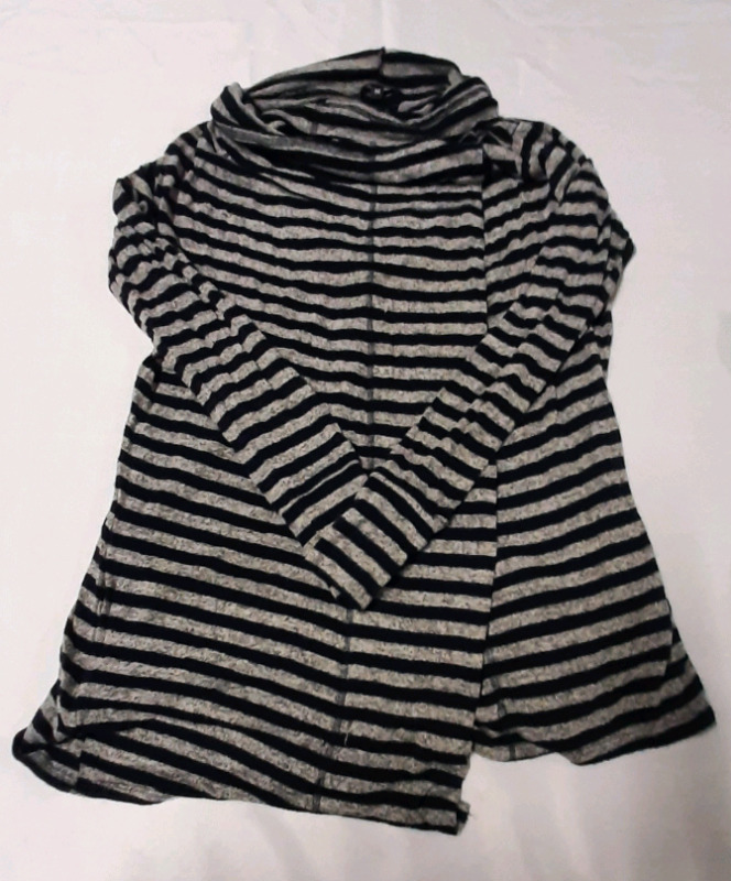 As New Size M Stella & Dot Single Snap Sweater Could wear aline or with something underneath