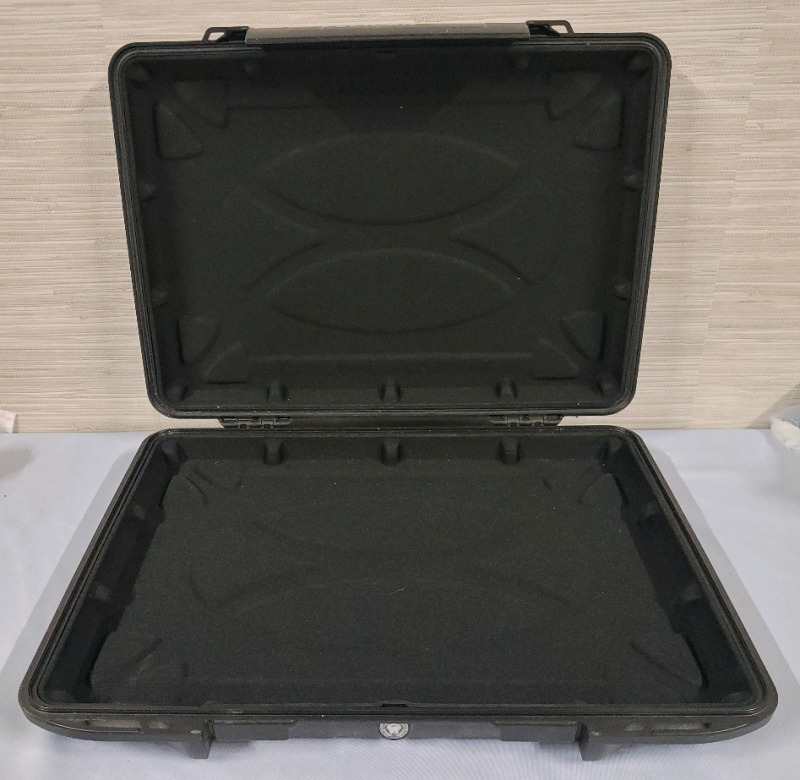 Pelican 1095 Hardback Laptop Computer Case . Holds Upto 17" Laptop