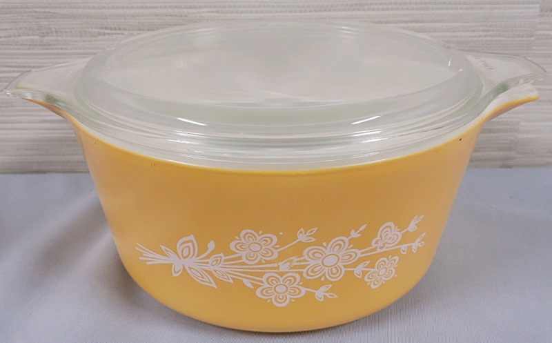 Vintage PYREX Butterfly Gold 1.5L Mixing Bowl with Lid . No chips or cracks