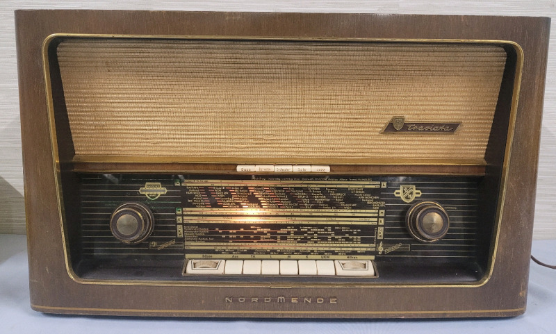 Vintage 1950s NordMende Traviata 58 Tube Radio . Tested Working , would benefit from cleaning before use