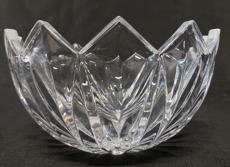 Mikasa Austria Flower Shaped Crystal Bowl Light Use 8"x4.5"