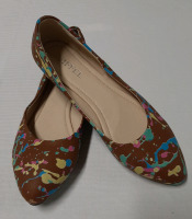 New Summer Flats No Size on shoe, length is 10.25", width above arch is 3.5" Made by Eiffel