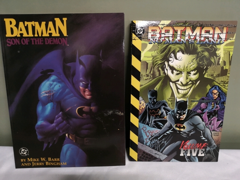 2 DC Comics BATMAN Books - Softcovers