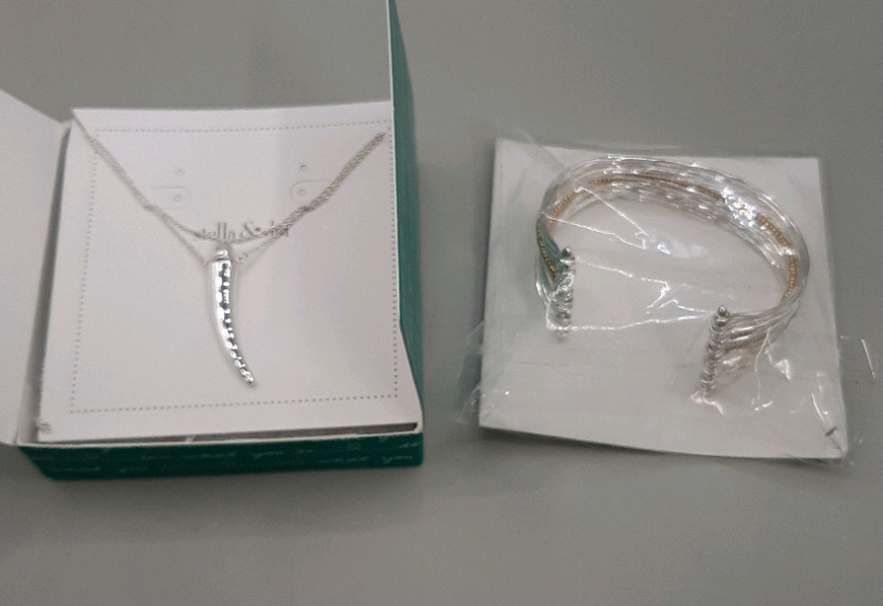 New 2 New Stella & Dot Jewellery One is in a Box