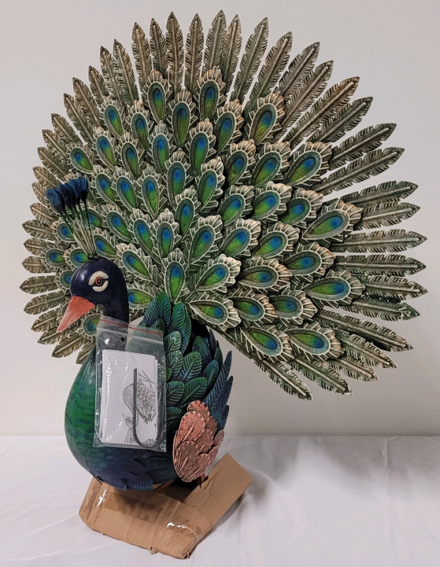 New - Elegant Fantail Peacock Metal Garden Sculpture , Indoor and Outdoor Décor