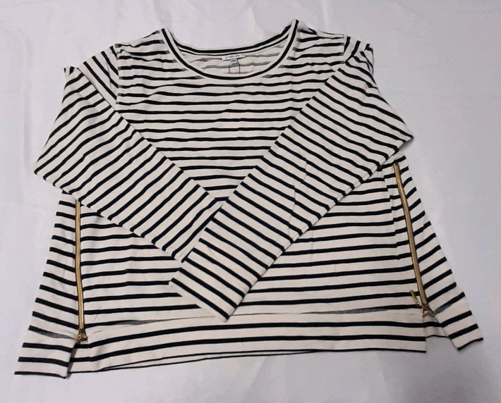 New Size 2X Stella & Dot Pullover with zippers along each side Stock photo used