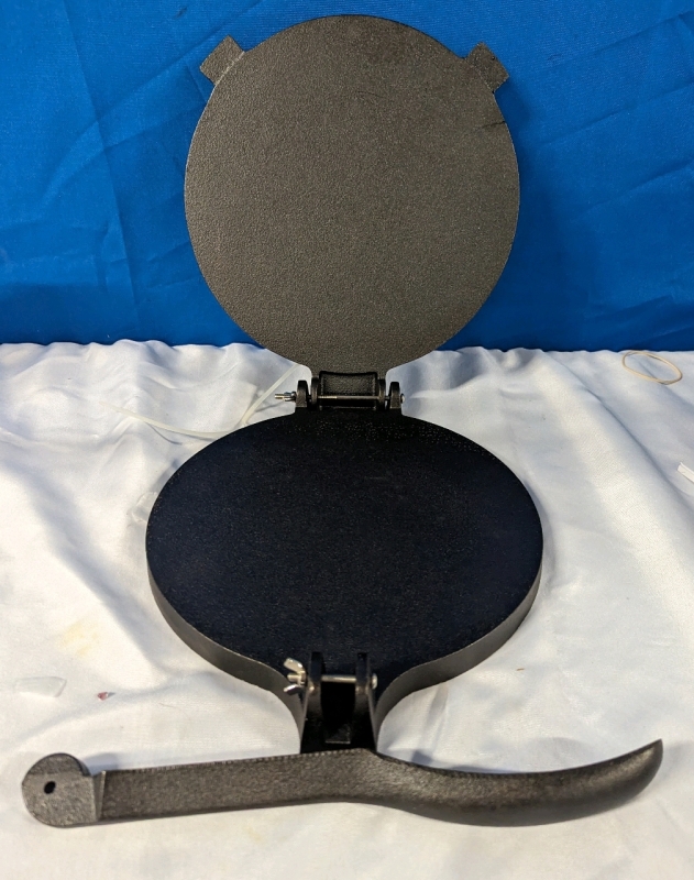 Tortillada Cast Iron Tortilla Press. 9.75" Diameter