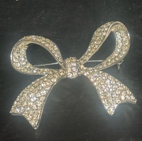 SWAROVSKI Signed Encrusted Glistening Bow Brooch Vintage