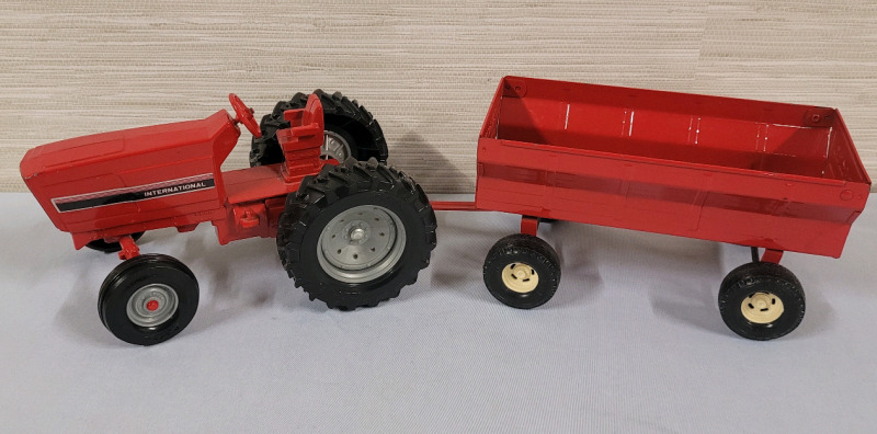 ERTL International Tractor & Farm Wagon Deicast Set . Excellent Pre-owned Condition