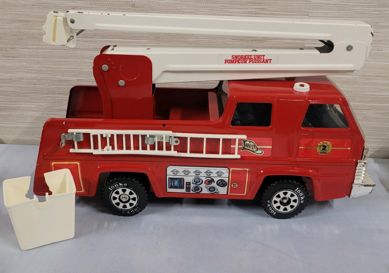 Vintage TONKA Snorkel Unit Firetruck . Missing 1 Red Light & Basket Broken Off