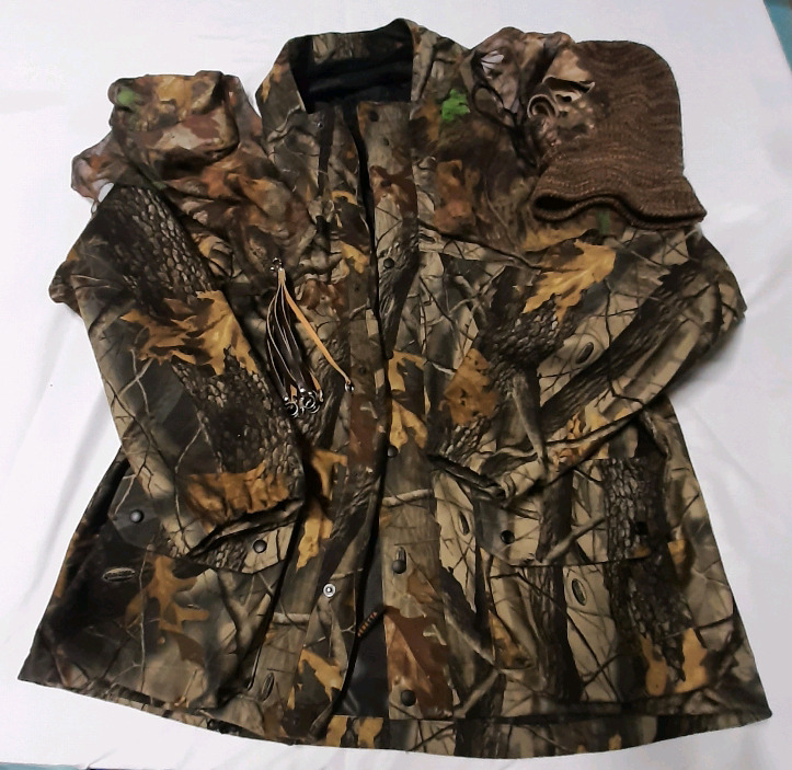Beretta 2X Hooded Camo Jacket. Comes with Hooded Balaclava, Two Hats to Guard Against Bugs and a Game Carrier