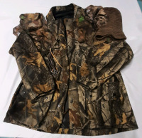 Beretta 2X Hooded Camo Jacket. Comes with Hooded Balaclava, Two Hats to Guard Against Bugs and a Game Carrier