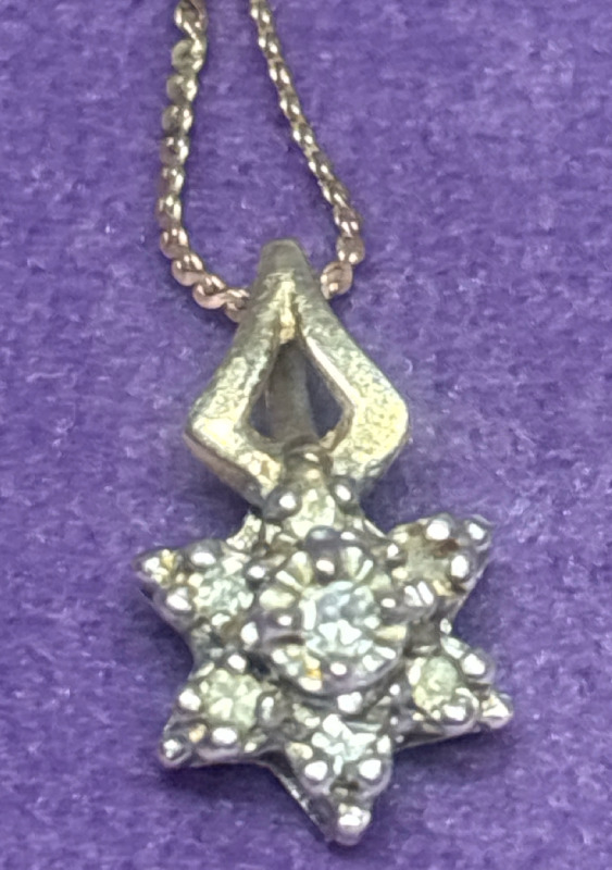 10 KT Yellow Gold Chain with Diamonds Pendant
