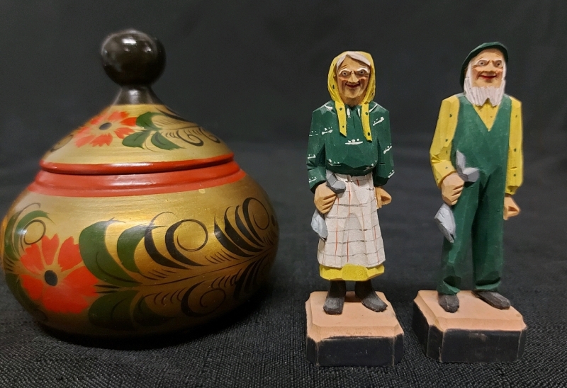 2 Small Wooden Figurines And Vintage Russian Khokhloma Bowl with Lid Lacquer Wood Hand Painted Floral