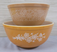 Vintage PYREX Mixing Bowls . Woodland Brown 1.5L Bowl & Butterfly Flower 2.5L Bowl