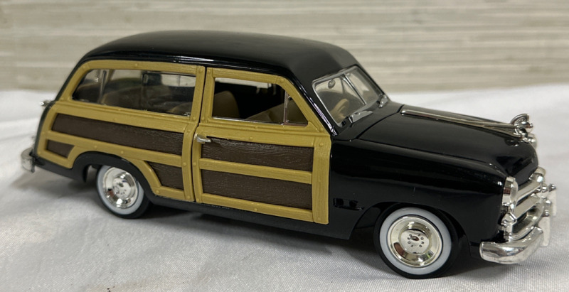 1949 Ford Woody Wagon 1:24 Scale Diecast Model Car Good Condition