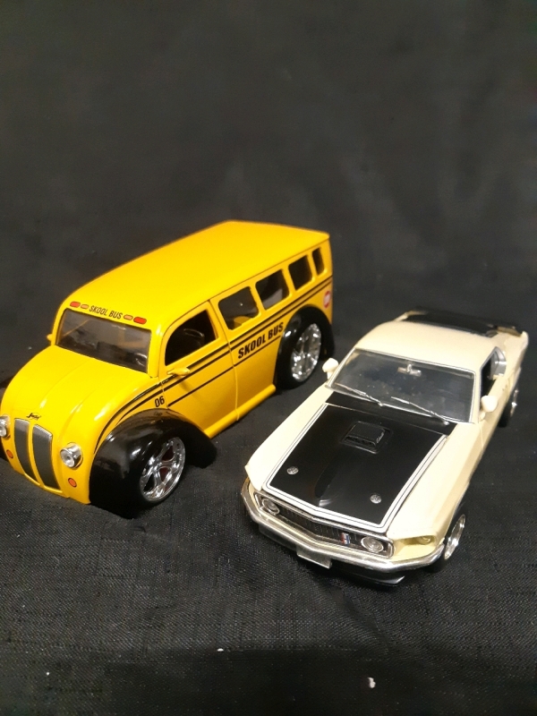 Jada Toys DIV Cruiser Diecast Skool Bus Scale 1/24 and Jhonny Lighting 1969 Ford Mustang Mach 1, Both good Condition, Doors Open