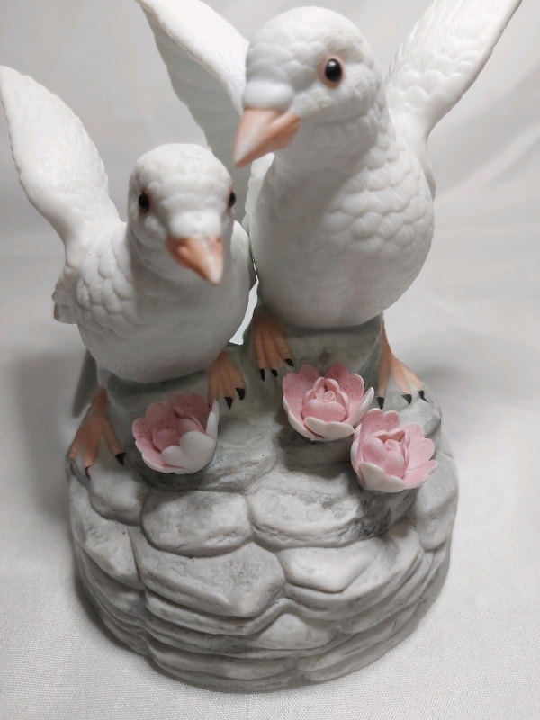 Ceramic Doves Wind Up Collectible Plays The Theme To "Love Story"