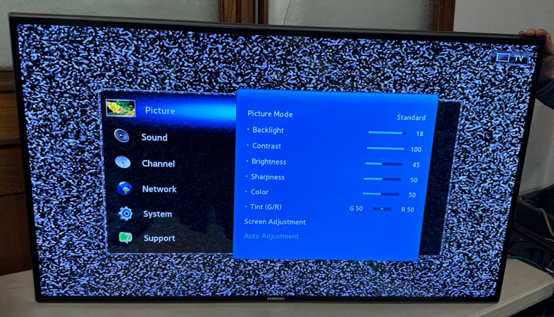 Samsung 55” Flatscreen Smart TV With Bracket and Remote Tested Model #UN55D6500VF