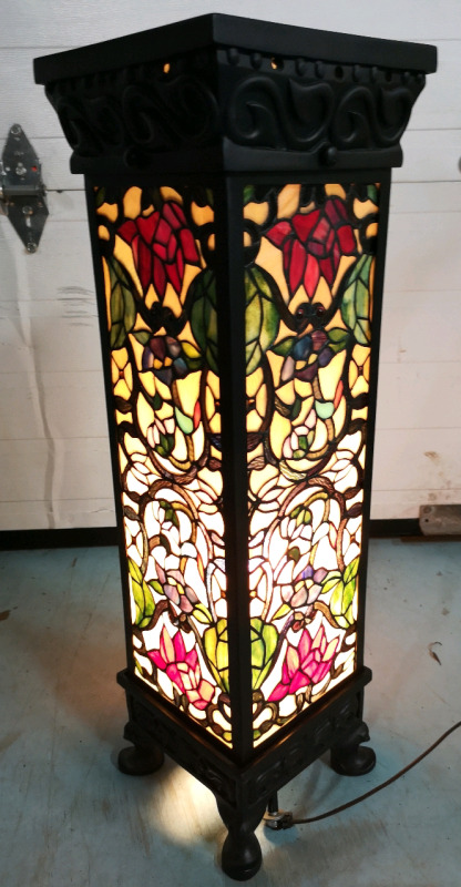 Beautiful Stained Glass Lamp/Plant Stand - Working