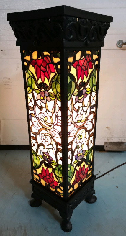 Beautiful Stained Glass Lamp/Plant Stand - Working