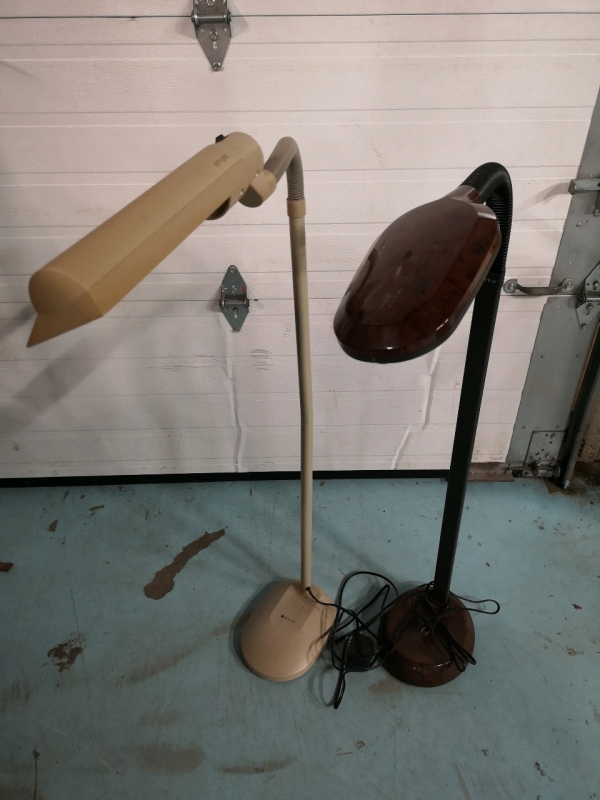 2 Floor Lamps - 1x Working