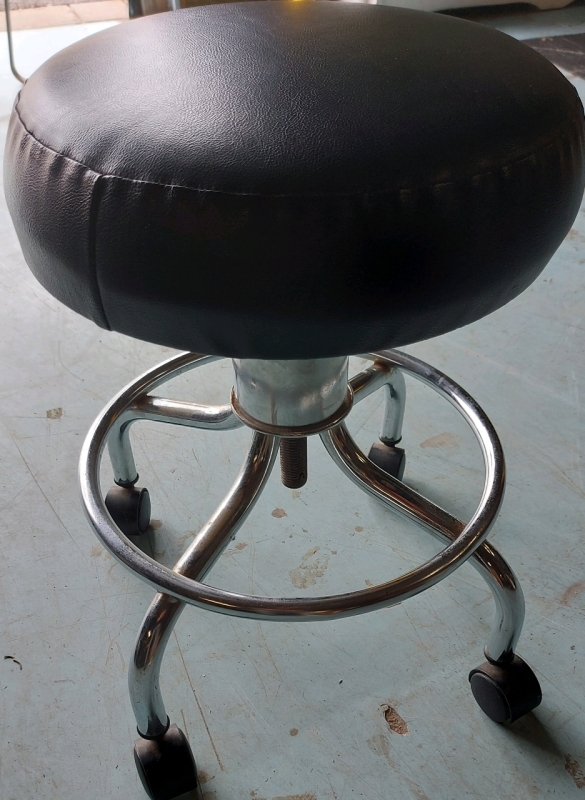 4 Legged Stool On Wheels Swivel Chair Height Adjustable In Great Pre Owned Condition 15" diameter Seat