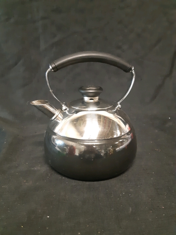 Whistling Stove Top Round Stainless Steel Tea Kettle In Good Condition