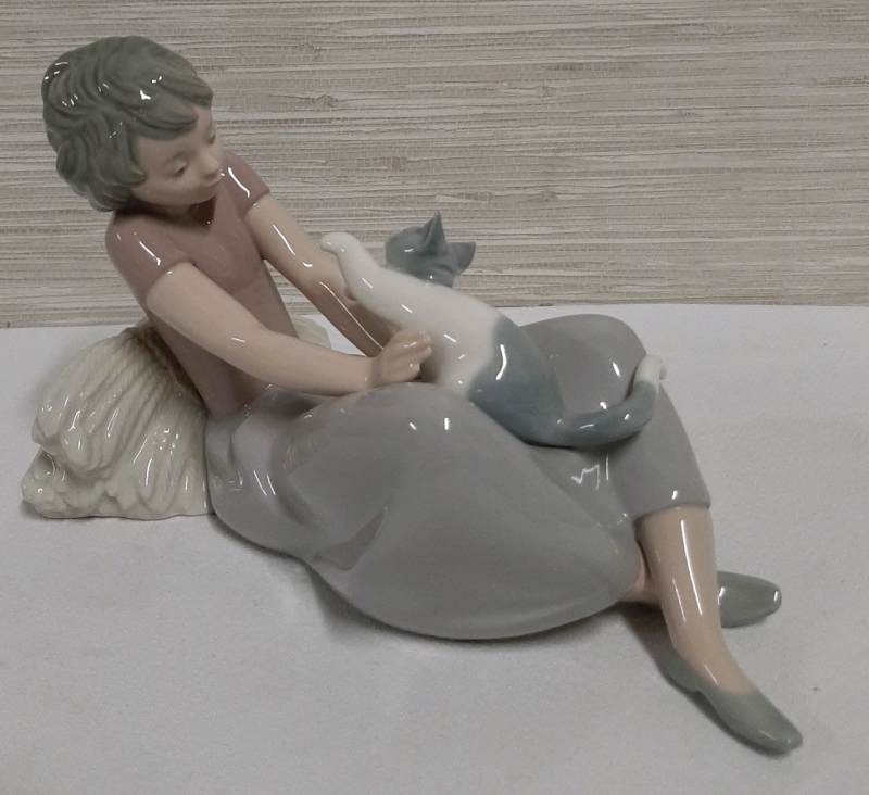 Vintage Lladro Nao Woman w/ Cat "Daisa" 1981 8" Long