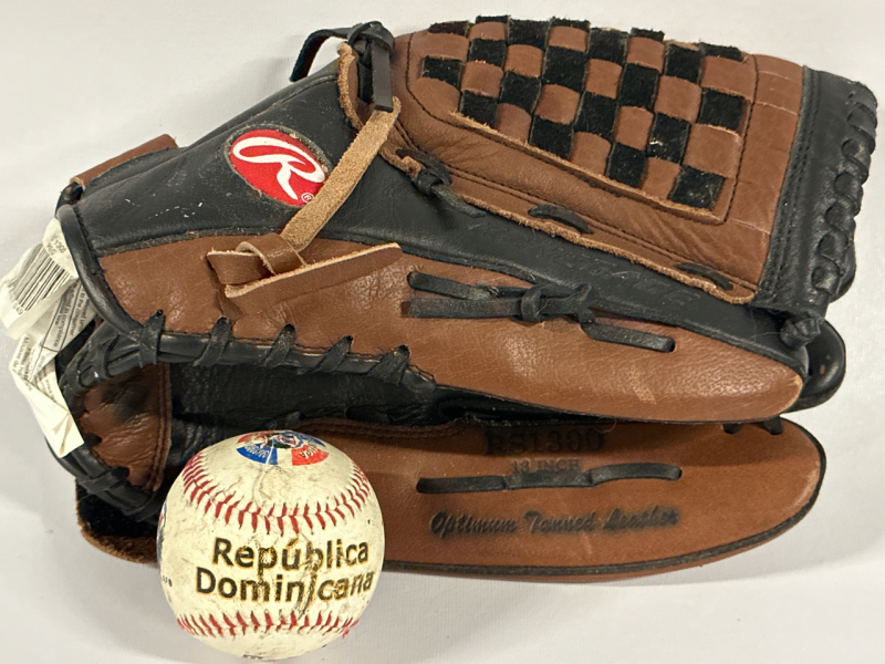 Rawlings RS1300 Fastback Model Renegade Series Baseball Glove 13" Right Handed Throwers With a Republica Dominicana Baseball