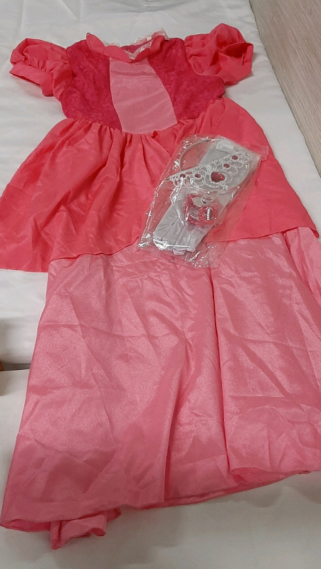 As-New Girls Size 10-11 Princess Peach Costume Comes with All the Accessories : Tiara, Gloves, Wand, Jewels etc