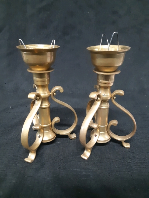 Set Of 2 Vintage Brass Candle Holders, 3 Leg Retro Design 6¾" Tall