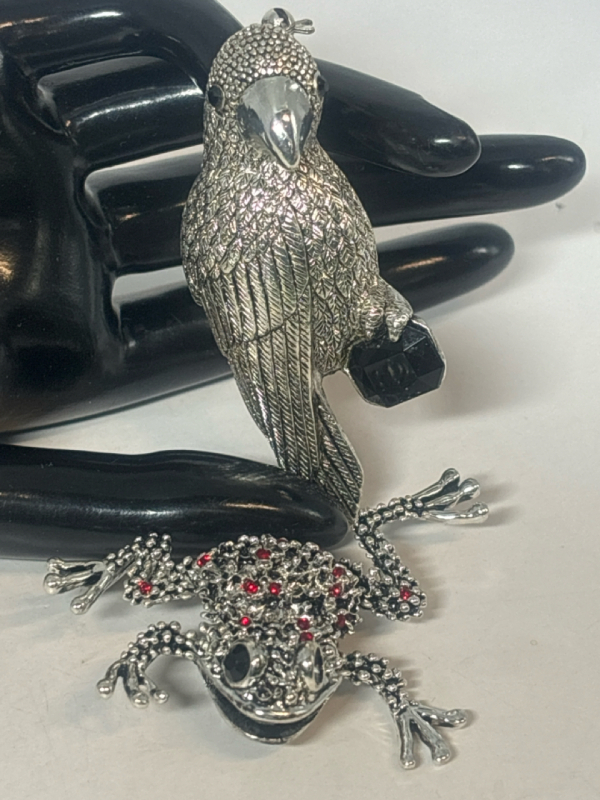 Magnificent Leaping Frog Brooch Textured & 3D Parrot Vintage