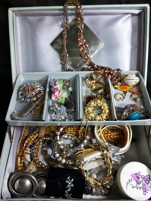 Vintage Jewelry Box Filled With Assorted Jewellery