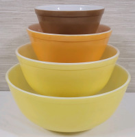 Vintage PYREX Mixing Bowls Solid Colors 4pc. Unmatched Set , no chips or cracks