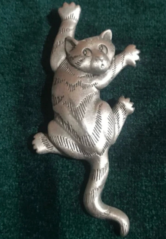 JJ Jonette Vintage Climbing Cat Pewter Brooch